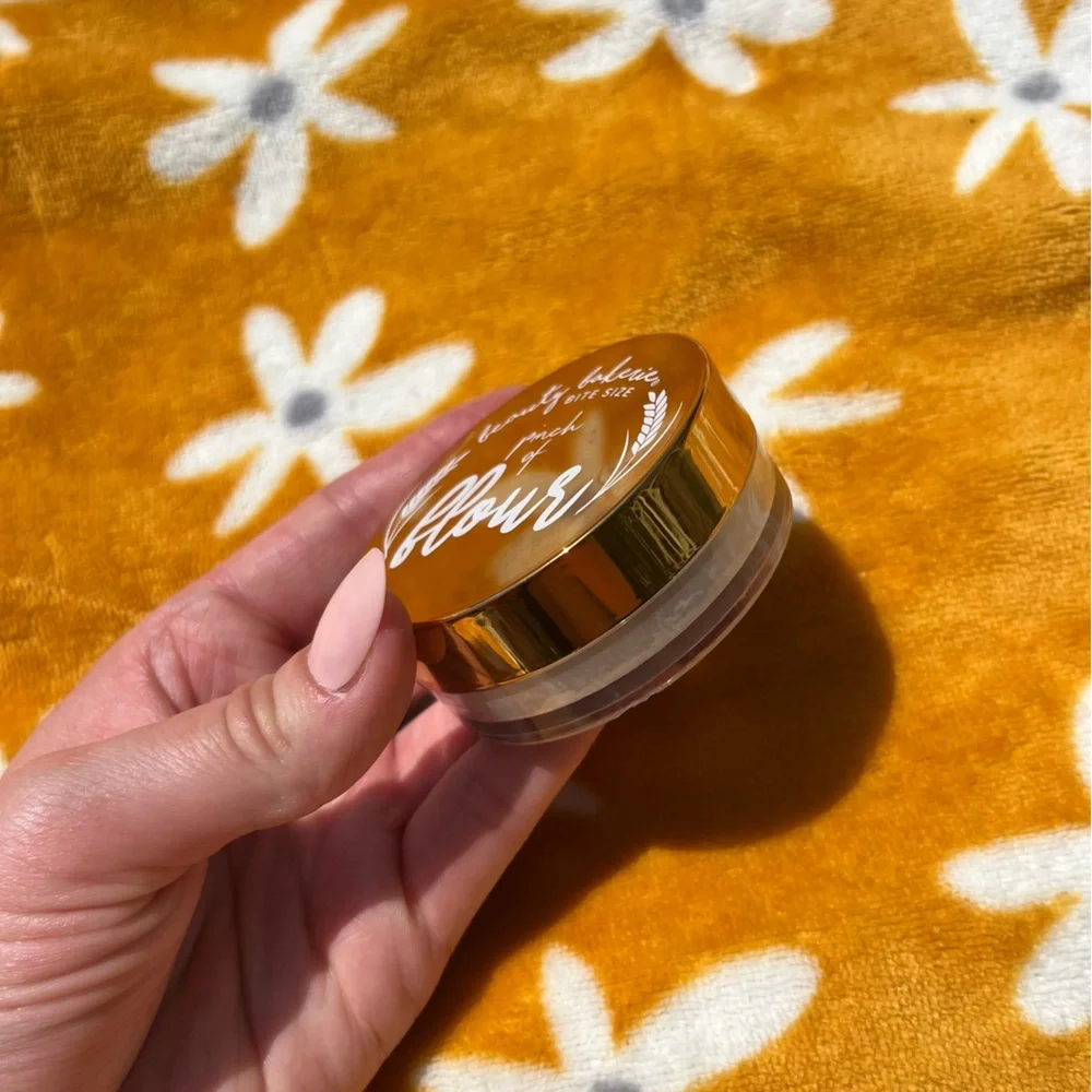 NEW beauty bakerie bite size pinch of flour Loose Setting Powder in Cassava